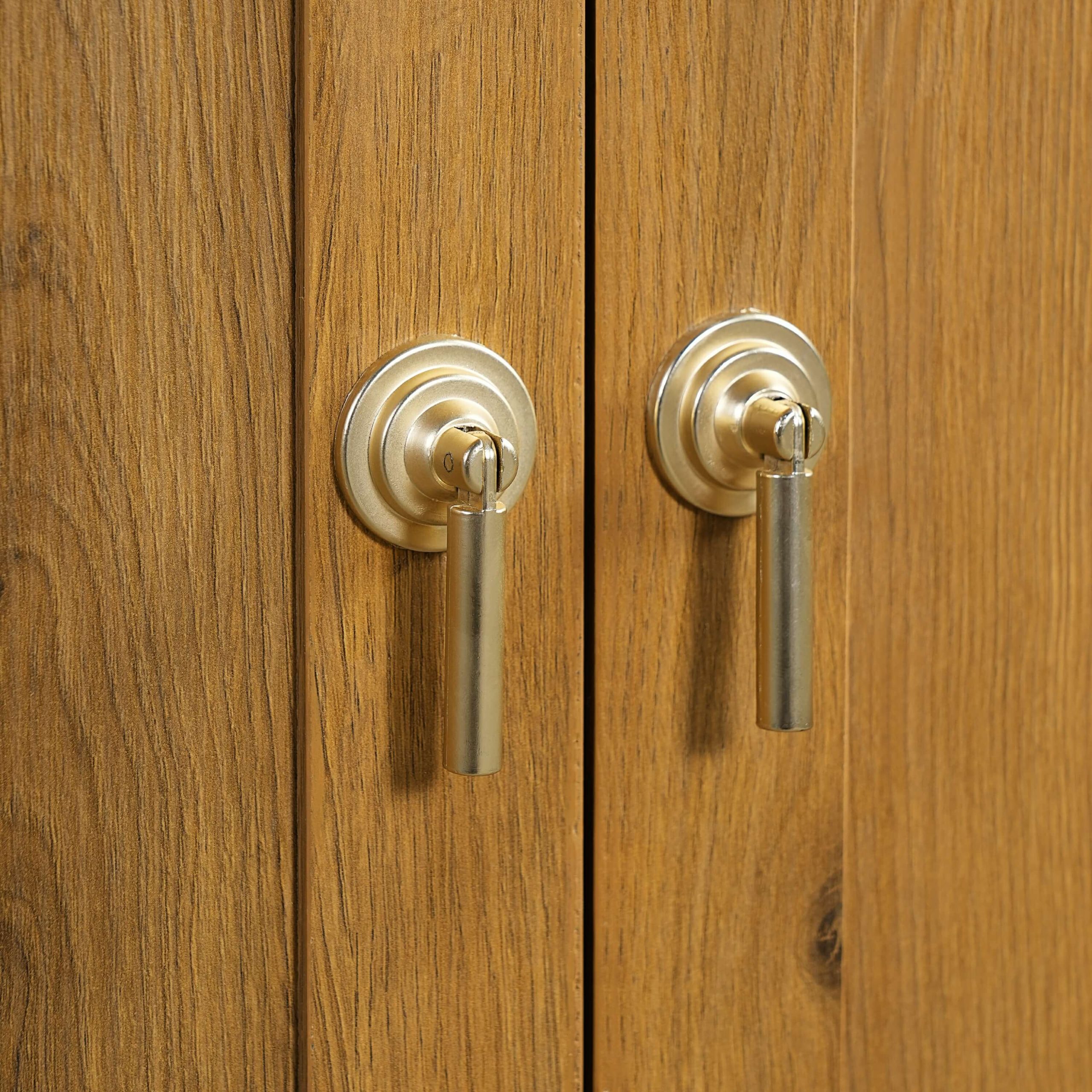 Bathroom vanity cabinet with handles